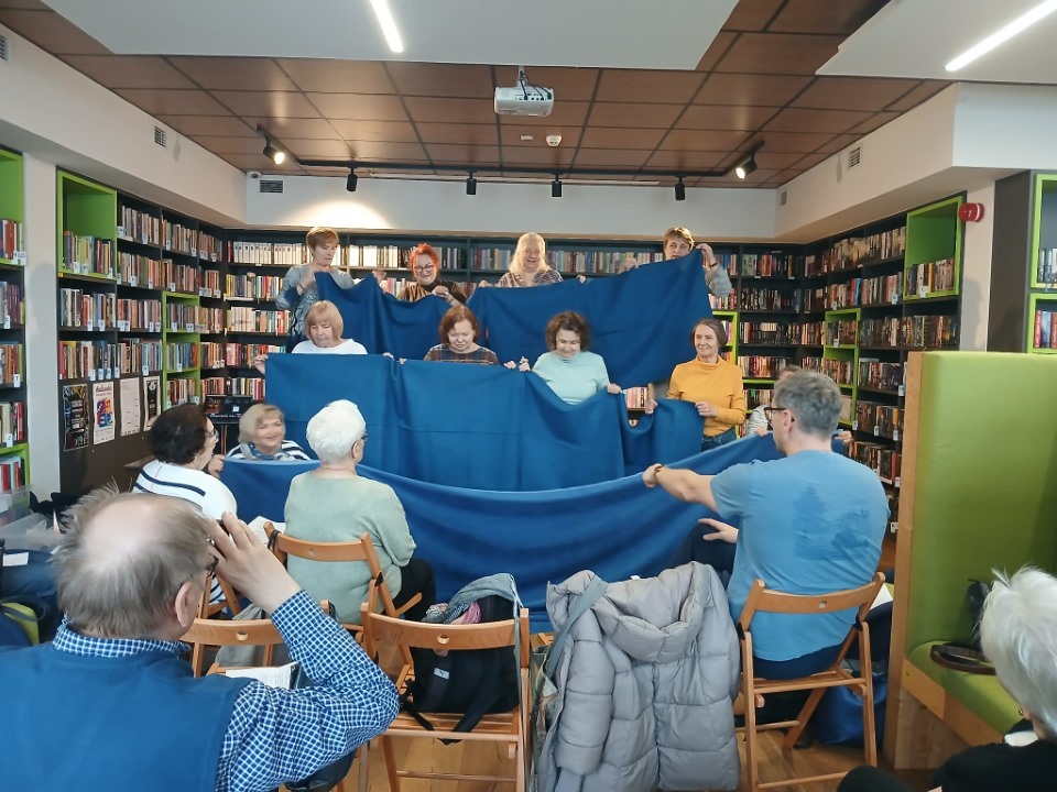 Seniorki odgrywają przedstawienie na scenie w Bibliotece z Pasją